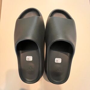 New adidas Yeezy Slides Adult Dark Onyx Men’s Size 13